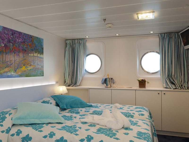 Main Deck 2 Adjustable Twin Beds Cat A